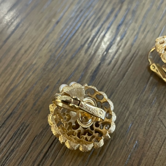 Trafari gold toned small pearl earrings antique midcentury modern 1950s earrings - Picture 3 of 4